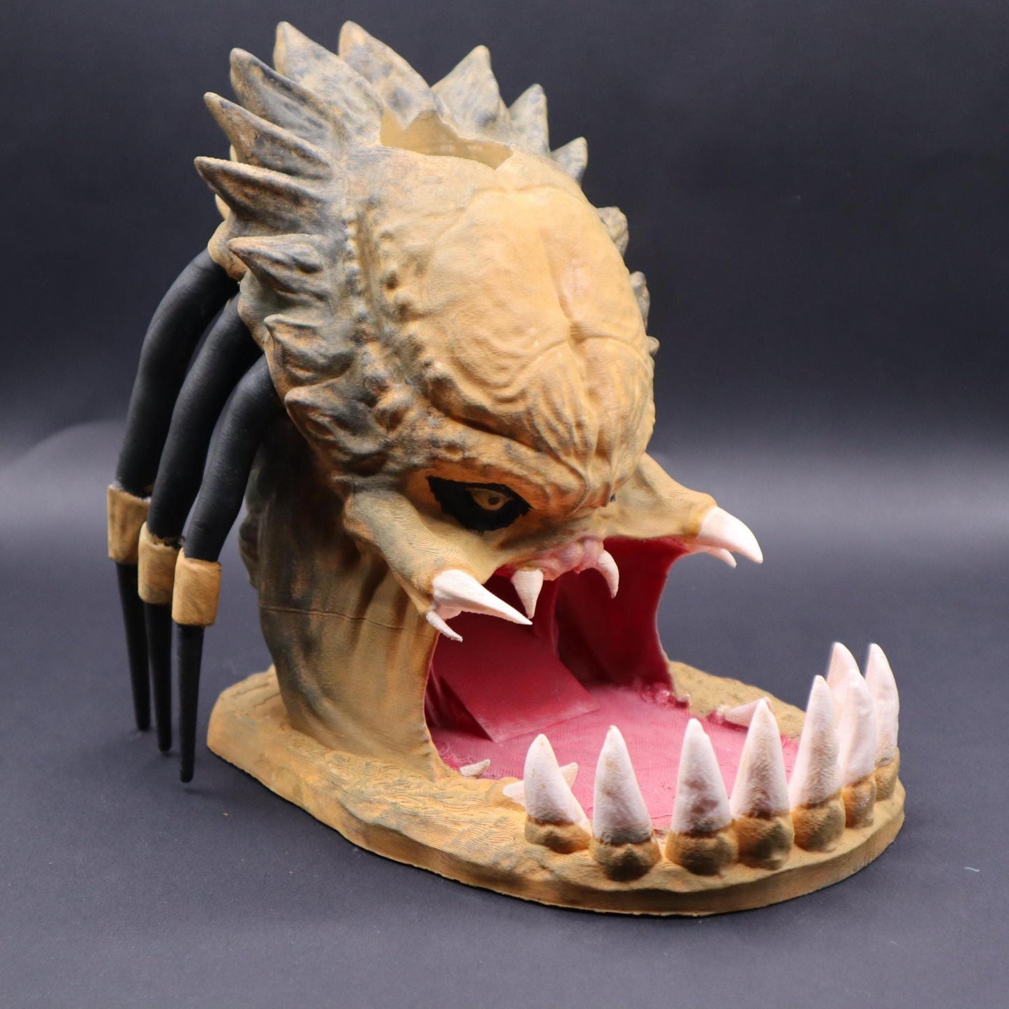 Alien Predator Dice Tower with Free Dice Set (dice colors vary) | Sci-Fi Dice Roller for TTRPG | Unique Design | D&D Gift for Gamers