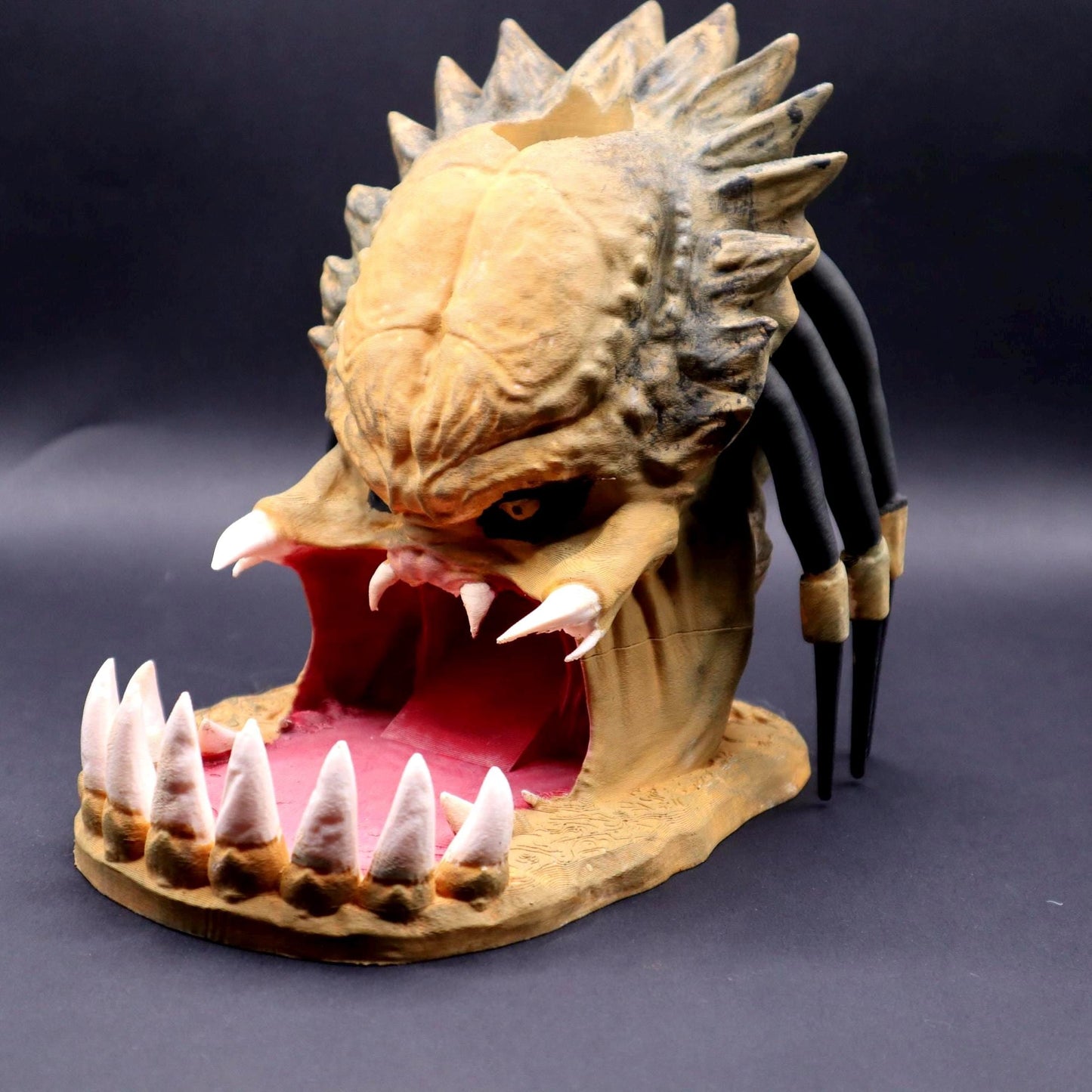 Alien Predator Dice Tower with Free Dice Set (dice colors vary) | Sci-Fi Dice Roller for TTRPG | Unique Design | D&D Gift for Gamers